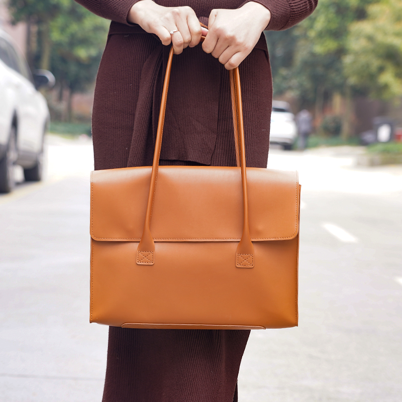 Dames laptoptas van kunstleer in elegante schoudertasstijl met laptopvak